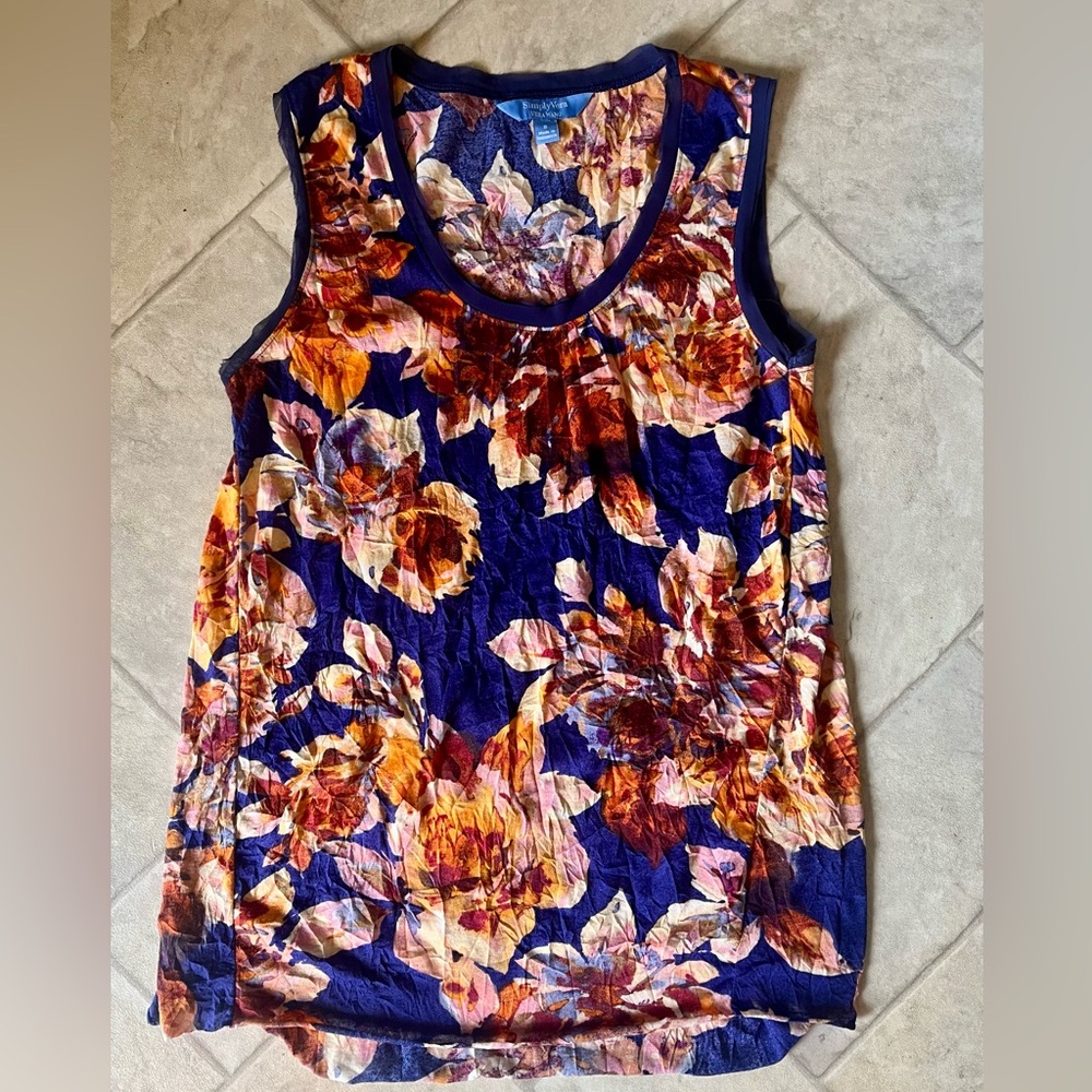 Simply Vera Vera Wang women’s small sleeveless crinkle flowered top. Blue